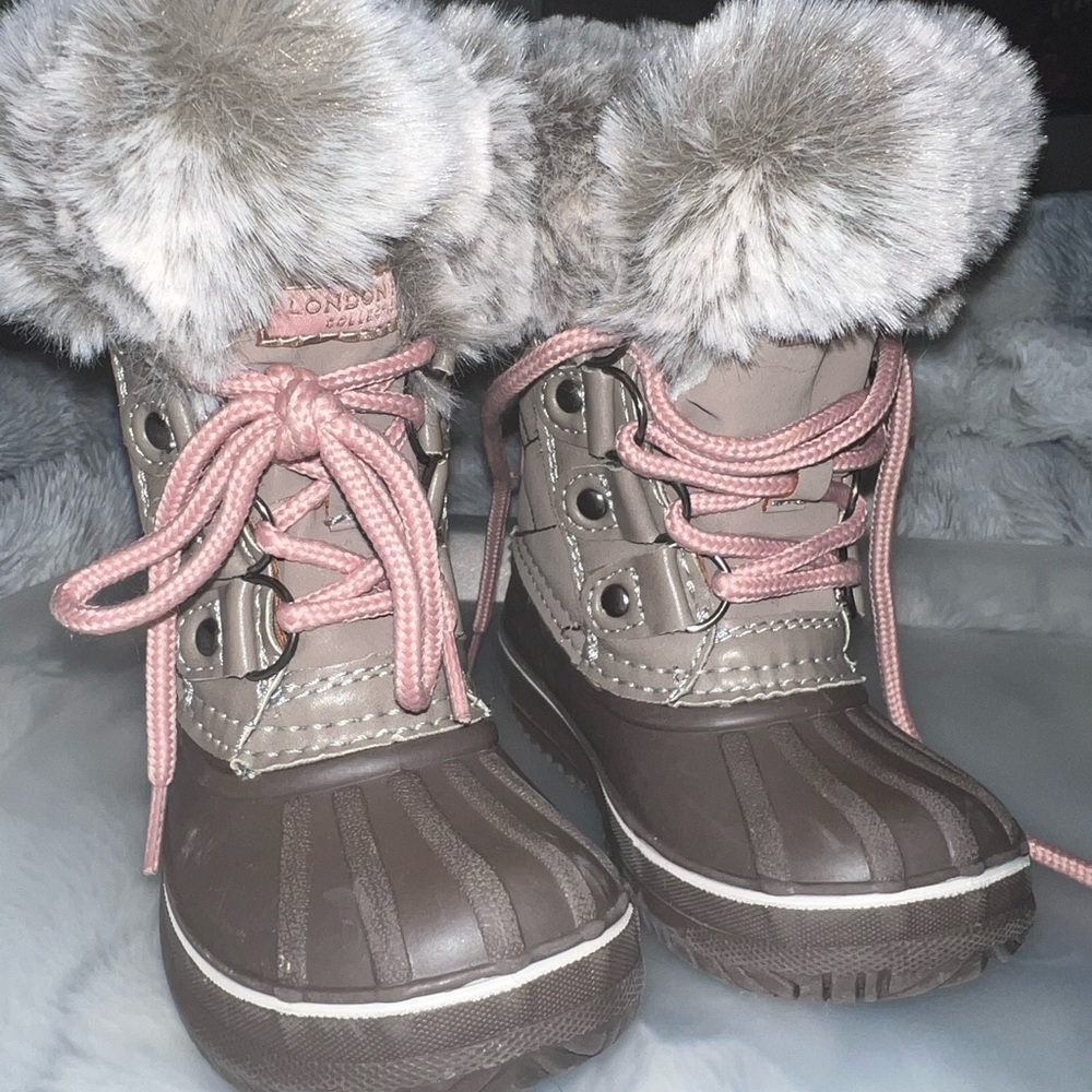 Size 6 Brand new London fog boots